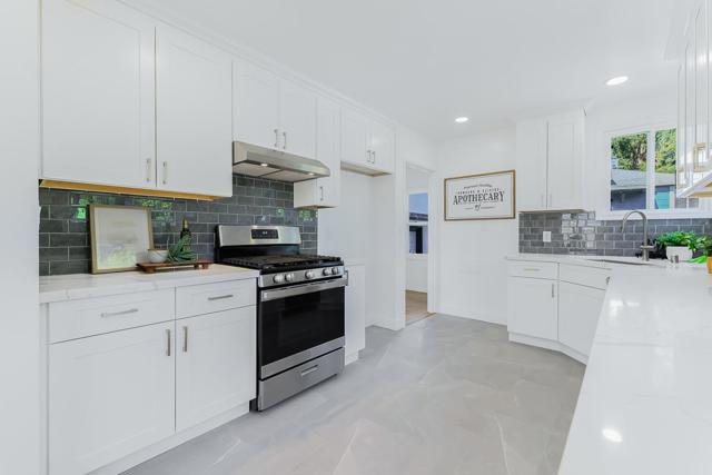 4715 Davenport Avenue, Oakland CA: https://media.crmls.org/mediaz/f5fff708-84bf-490b-95e6-74e58e1b54b4.jpg