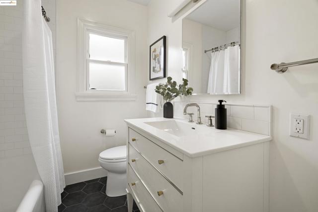 Image 33 of 56 For 1046 Ordway St