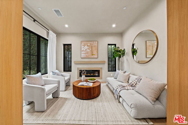 11317 Valley Spring Lane, Studio City CA: https://media.crmls.org/mediaz/f601c8b7-8e2c-4948-9620-d07b69c9c4a6.jpg