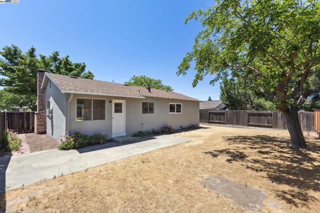 916 El Caminito, Livermore CA: https://media.crmls.org/mediaz/f605d937-4d8e-41e1-a0c5-0e03c62399e3.jpg