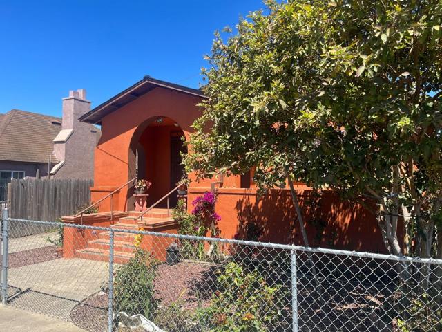 105 Palm Avenue, Watsonville CA: https://media.crmls.org/mediaz/f6062581-ccee-49bf-9cf6-388d83c39f21.jpg