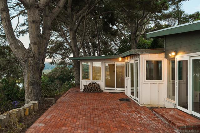 2165 Balboa Ave, Del Mar CA: https://media.crmls.org/mediaz/f6064be1-6188-41ff-8673-7239f9e2e0af.jpg