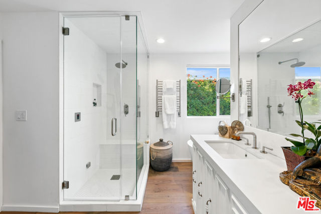 29500 Heathercliff Road, Malibu CA: https://media.crmls.org/mediaz/f606941a-1bff-4c0e-be94-68268040aff7.jpg
