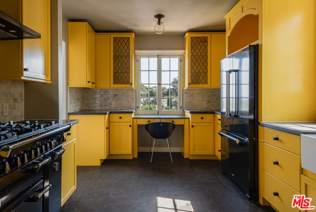 3756 Effingham Place, Los Angeles CA: https://media.crmls.org/mediaz/f6070caa-a858-4162-b79e-d6ce19bca95b.jpg