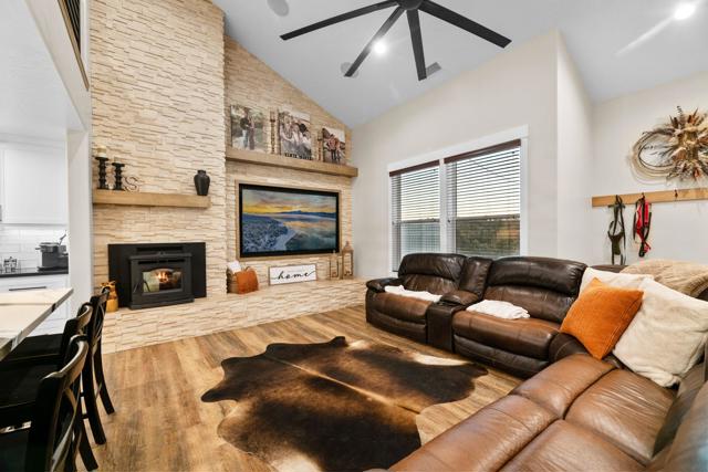 47145 Skyview Drive, Big Bear CA: https://media.crmls.org/mediaz/f607cd45-46af-4c3f-9246-5b5ea0fffc47.jpg