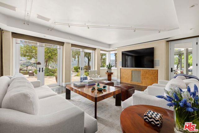 4001 Clarinda Drive, Tarzana CA: https://media.crmls.org/mediaz/f6080741-2cf7-4ef9-9524-9a657b9c1e1d.jpg