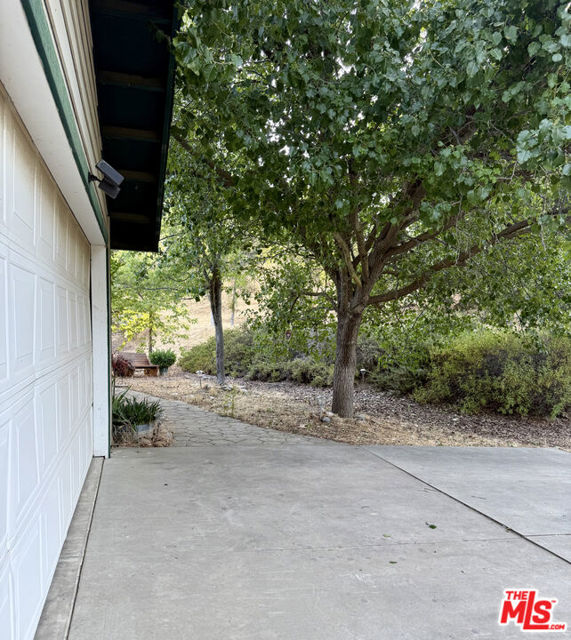 31199 Rolling Meadow Court, Coarsegold CA: https://media.crmls.org/mediaz/f609f514-fbb3-4edb-88d8-037d74271ef6.jpg
