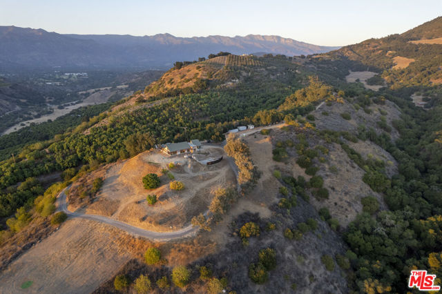 10880 Creek Road, Ojai CA: https://media.crmls.org/mediaz/f60a4ad0-a8fd-4cf3-8f18-7fb6cd7ab080.jpg