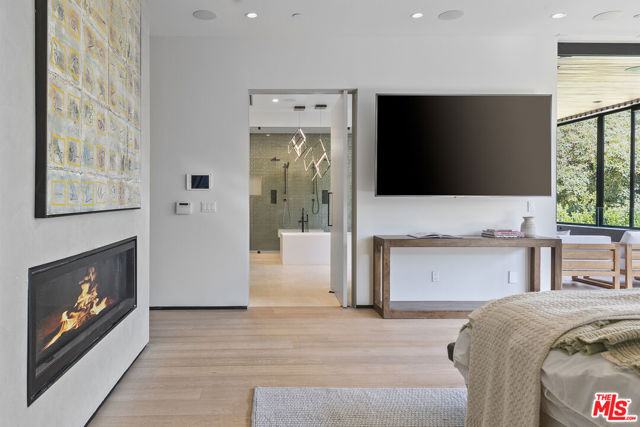 428 N La Jolla Avenue, Los Angeles CA: https://media.crmls.org/mediaz/f60b048e-6b9b-4aa3-88a7-9623fee4abe2.jpg