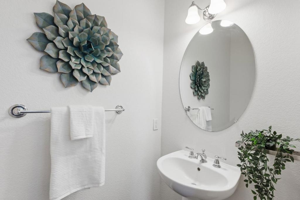 https://media.crmls.org/mediaz/f60b9c66-2241-4faf-ab8c-e625792e69be.jpg?preset=X-Large