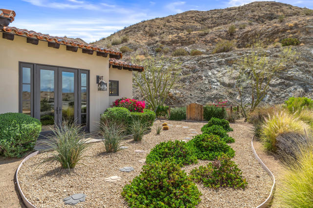 31 Hillcrest Drive, Rancho Mirage CA: https://media.crmls.org/mediaz/f60bf195-2d5e-4a0f-9685-9c23632e7411.jpg