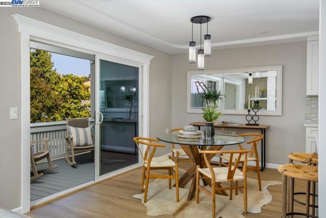 1233 Singingwood Ct, Walnut Creek CA: https://media.crmls.org/mediaz/f60c78b8-d723-4a67-965a-b7d143e214af.jpg