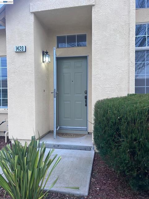 1420 Teakwood Way, Tracy CA: https://media.crmls.org/mediaz/f60c96fb-ad41-4d5b-810e-cf7b98082c6a.jpg