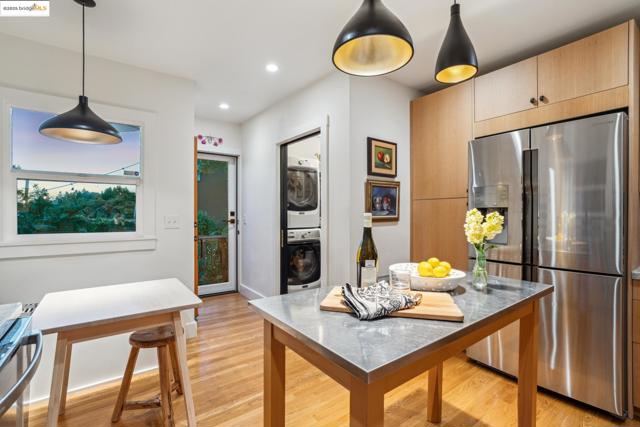 3701 Midvale Ave, Oakland CA: https://media.crmls.org/mediaz/f60d1c93-2482-40c4-baec-e10a185d0c2d.jpg