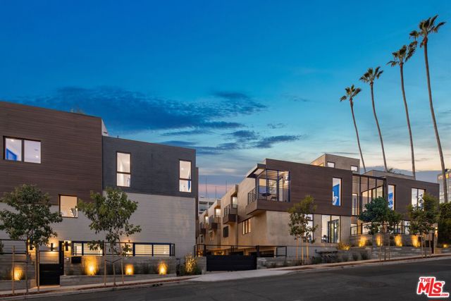 927 1/2 Hilldale Avenue, West Hollywood CA: https://media.crmls.org/mediaz/f60d8a1c-5a46-4c2f-be64-6fcf413f286a.jpg
