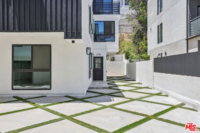 2111 1/2 Holly Drive, Los Angeles CA: https://media.crmls.org/mediaz/f60da507-42de-4053-a32d-18ad09a16c8e.jpg