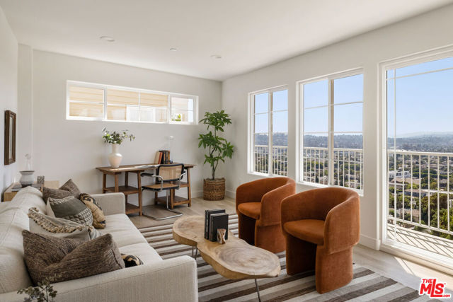 2391 Yorkshire Drive, Los Angeles CA: https://media.crmls.org/mediaz/f60e6487-fd80-448e-90e4-30751ff01878.jpg