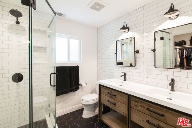 3920 W Clark Avenue, Burbank CA: https://media.crmls.org/mediaz/f60f2b14-5c64-4e52-a1a0-ada3c20e5616.jpg