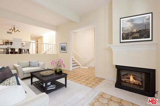 1476 Palisades Drive, Pacific Palisades CA: https://media.crmls.org/mediaz/f6115c06-8a08-49c3-afb8-031d3937e189.jpg