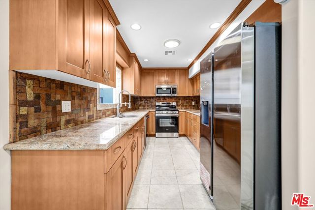 4421 Prospect Avenue, Los Angeles CA: https://media.crmls.org/mediaz/f612c773-e7f8-4383-b388-8e852d88fca7.jpg