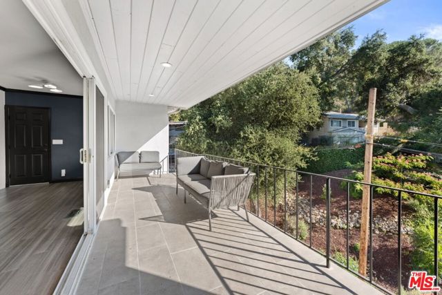 7083 Highcliff Trail, Tujunga CA: https://media.crmls.org/mediaz/f6139923-1c2f-462e-aebe-6c231705aa25.jpg