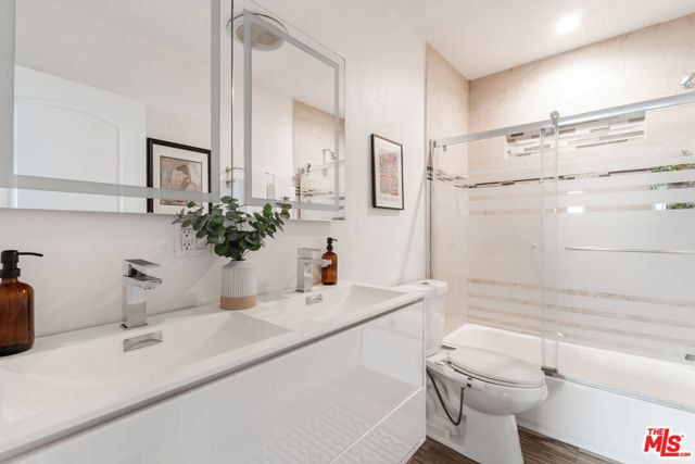 4427 Alumni Avenue, Los Angeles CA: https://media.crmls.org/mediaz/f613bf99-1936-404b-9264-d252c2dfb9c1.jpg