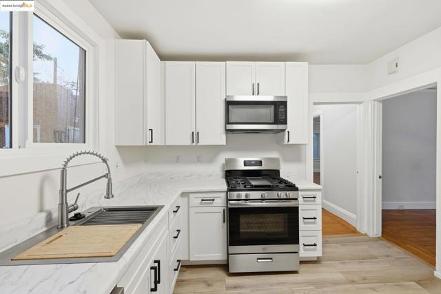 2430 27th Ave Unit D, Oakland CA: https://media.crmls.org/mediaz/f6155f7f-08a6-4d90-bb10-53461a0eb4ff.jpg