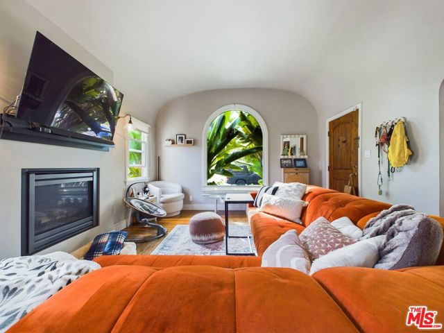 3130 Hutchison Avenue, Los Angeles CA: https://media.crmls.org/mediaz/f6174c43-1d5a-48a4-83cb-df270c9ba305.jpg