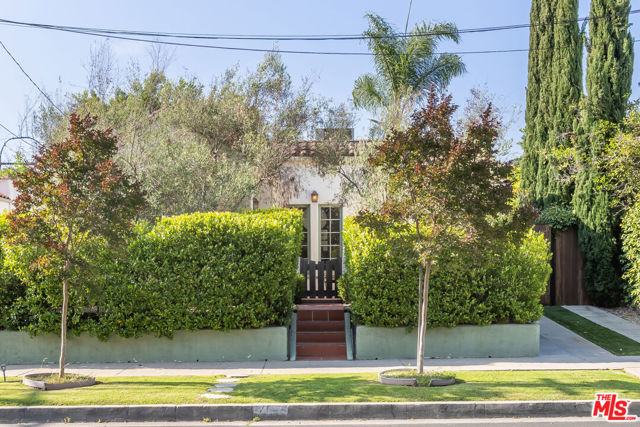 7361 Oakwood Avenue, Los Angeles CA: https://media.crmls.org/mediaz/f6179c46-77d0-4889-9260-3eae6db7dc67.jpg