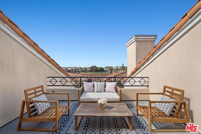 625 9th Street, Hermosa Beach, California 90254, 3 Bedrooms Bedrooms, ,2 BathroomsBathrooms,Residential,Sold,9th,25523845