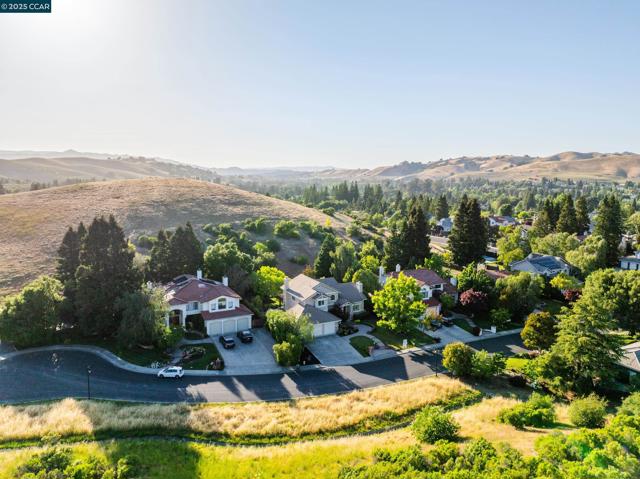40 Northview Ct, Danville CA: https://media.crmls.org/mediaz/f618a951-c36b-4026-8a9e-1fb7d4ae0920.jpg