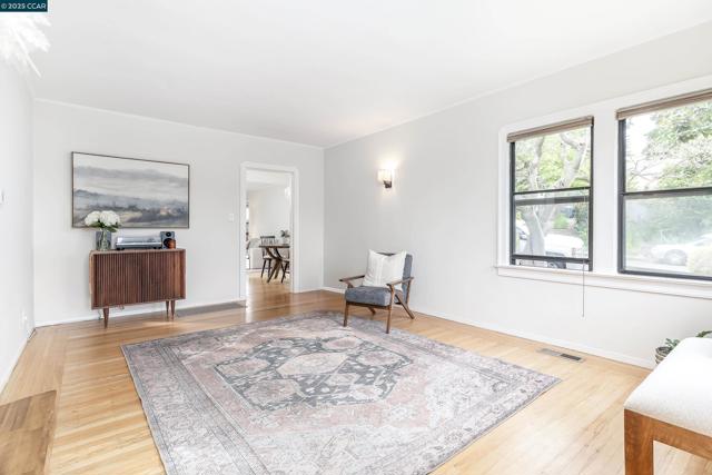 6 View St, Vallejo CA: https://media.crmls.org/mediaz/f618ca0e-9c48-4286-9c22-c2cdeb212ac2.jpg