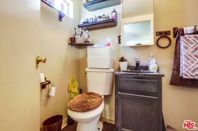 7220 10th Avenue, Los Angeles CA: https://media.crmls.org/mediaz/f61ac19c-9efd-457a-9e8d-c7c7f2aee649.jpg