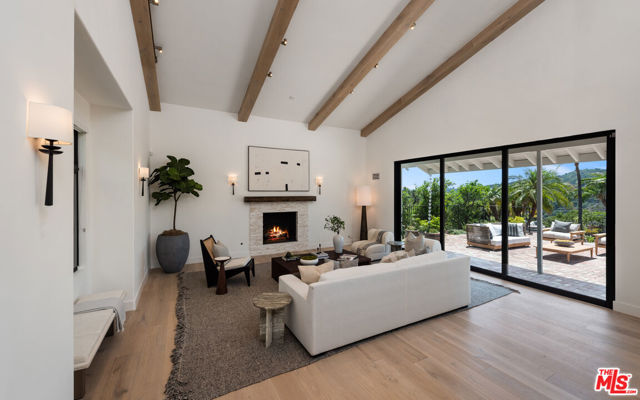 9714 Oak Pass Road, Beverly Hills CA: https://media.crmls.org/mediaz/f61dc539-53fa-4570-a62c-75a039e03a02.jpg
