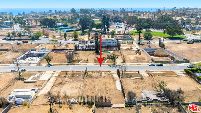 856 Toyopa Drive, Pacific Palisades CA: https://media.crmls.org/mediaz/f61e4a52-2f8d-4c20-81ba-ceda2d3fe941.jpg