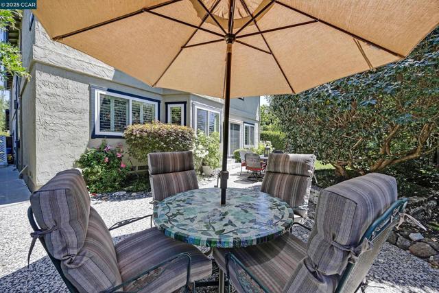 100 Chadbourne Dr, Danville CA: https://media.crmls.org/mediaz/f6200395-72ce-459c-99d8-c9fe63eb427c.jpg