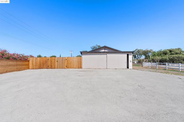 3393 Gateway Rd, Bethel Island CA: https://media.crmls.org/mediaz/f620cac3-5092-4146-9d36-ef41dd0be883.jpg