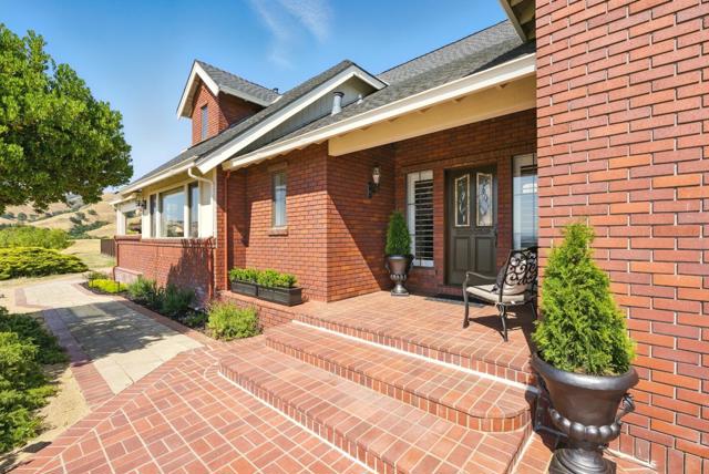 2525 Bridle Path Drive, Gilroy CA: https://media.crmls.org/mediaz/f62103be-17bd-495f-8803-61fb79c37a1a.jpg