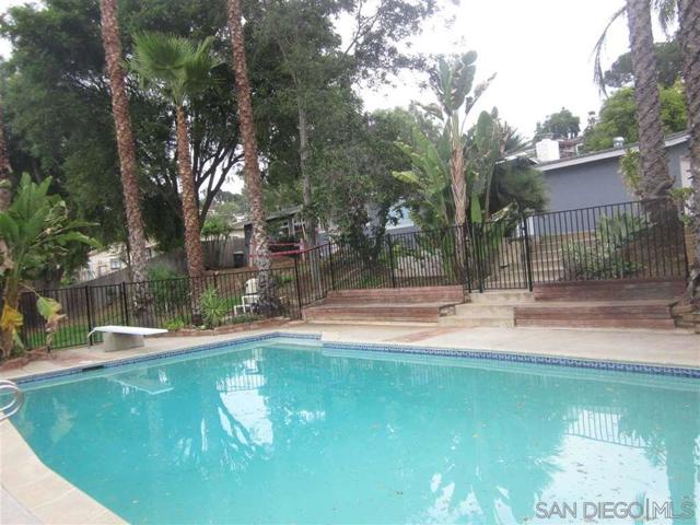 1190 Robertson Dr, Escondido CA: https://media.crmls.org/mediaz/f621ef45-4255-4ea5-bef1-b2a3c9b6aa94.jpg