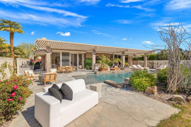 9 Regency Drive, Rancho Mirage CA: https://media.crmls.org/mediaz/f62265d7-8554-4f68-b0d5-feb9af78cec4.jpg
