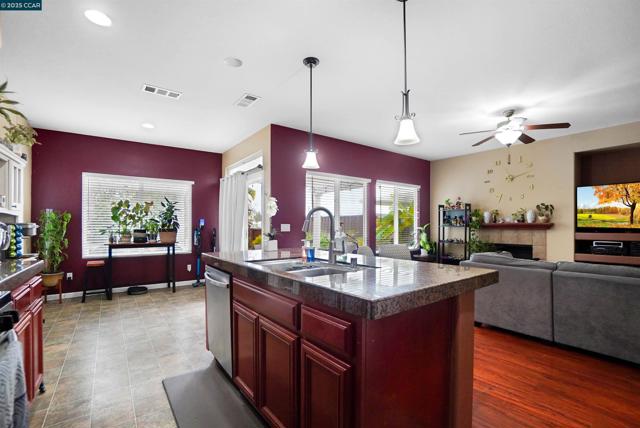 115 Montevino Ct, Oakley CA: https://media.crmls.org/mediaz/f6226fe3-61b3-4e00-858d-4ddb3444cd12.jpg