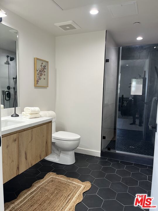 124 S Croft Avenue, Los Angeles CA: https://media.crmls.org/mediaz/f622706b-0d5f-4082-9ada-71f7065c40a7.jpg