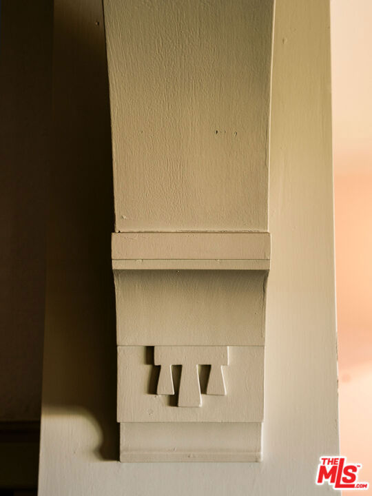 https://media.crmls.org/mediaz/f6258083-9d99-4e63-9b87-f52071e88f6c.jpg?preset=X-Large