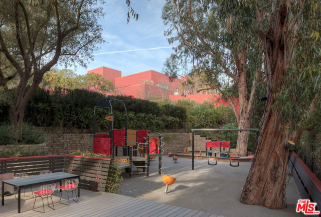 470 Layton Way, Los Angeles CA: https://media.crmls.org/mediaz/f625a0cc-000a-466e-87f0-b22d10cf501e.jpg