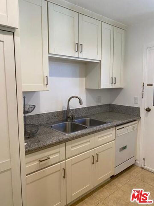 5784 Corbett Street, Los Angeles CA: https://media.crmls.org/mediaz/f62633a5-dbb4-4cba-966f-b0b400a03beb.jpg