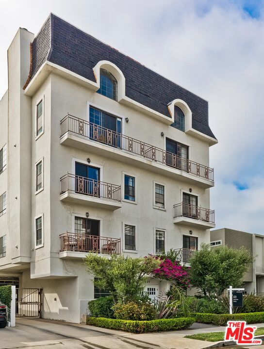 11827 Goshen Avenue, Los Angeles CA: https://media.crmls.org/mediaz/f6276b92-6671-4002-896f-3378af288267.jpg