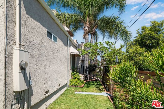 2431 8th Avenue, Los Angeles, California 90018, 3 Bedrooms Bedrooms, ,2 BathroomsBathrooms,Single Family Residence,For Sale,8th,24394853