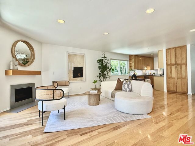 2016 Euclid Street, Santa Monica CA: https://media.crmls.org/mediaz/f628e1bb-4543-4f72-af53-6996bfe90f2b.jpg