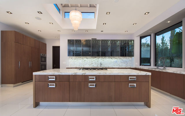 900 N HILLCREST Road, Beverly Hills CA: https://media.crmls.org/mediaz/f62a67c8-560d-4847-990b-201ab4408216.jpg