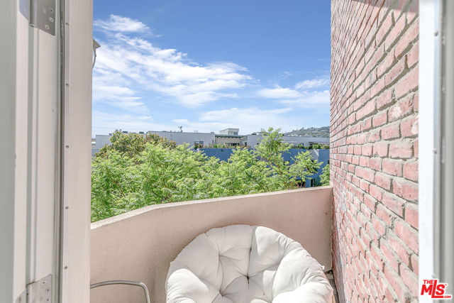 840 N Croft Avenue, Los Angeles CA: https://media.crmls.org/mediaz/f62bfdc5-5c44-4366-8dc1-b9b19eb40c3b.jpg
